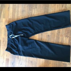 LIVINGSTON BLK 
PETITE BASIC SCRUB PANTS